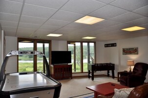 Televisión de pantalla plana, chimenea, reproductor de DVD