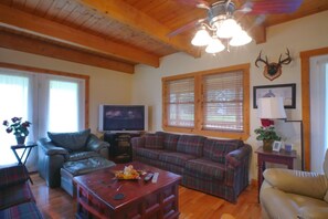 Living room - Horseshoe Lodge (Davis)