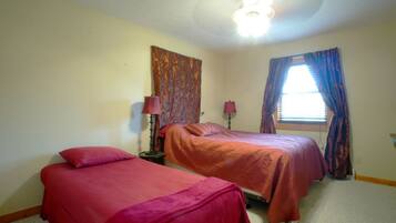 House | 4 bedrooms, desk, free WiFi