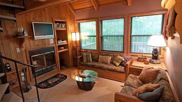 House | Living room | Flat-screen TV, fireplace, DVD player