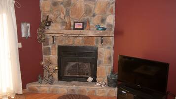 House | Living room | Flat-screen TV, fireplace, DVD player