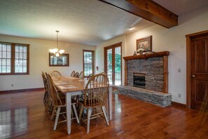 House | Private kitchen | Fridge, microwave, oven, stovetop - Hawthorne Lodge (Davis)