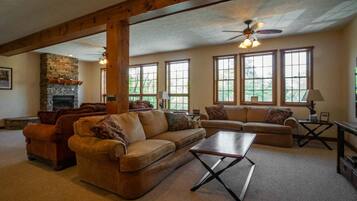 House | Ruang tamu | TV skrin rata, pendiangan, pemain DVD