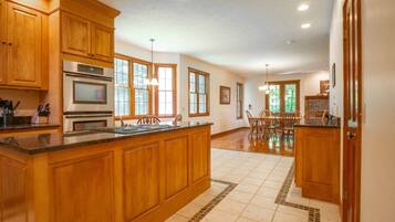 House | Private kitchen | Fridge, microwave, oven, stovetop
