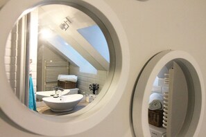 Haartrockner, Handtücher, Seife, Toilettenpapier