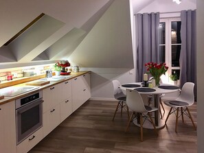 Ofen, Geschirrspüler, Wasserkocher mit Kaffee-/Teezubehör, Wasserkocher