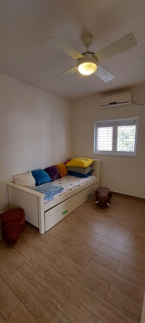 Basic Apartment | 2 bedrooms, desk, free WiFi, bed sheets - Comfortable apartment (Herzliya)