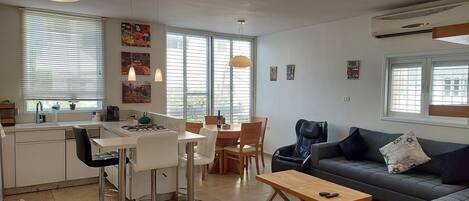 Eenvoudig appartement | Woonkamer | Flatscreentelevisie en Netflix