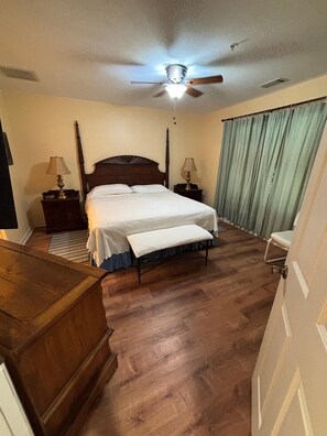 3 soveværelser, skrivebord, strygejern/strygebræt, weekendseng