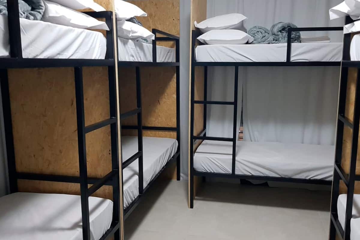 Rideaux occultants, chambres insonorisées, fer et planche à repasser