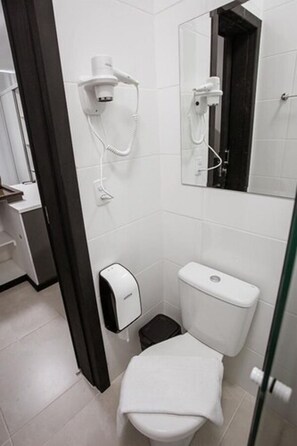 シャワー、ヘアドライヤー、タオル、石鹸