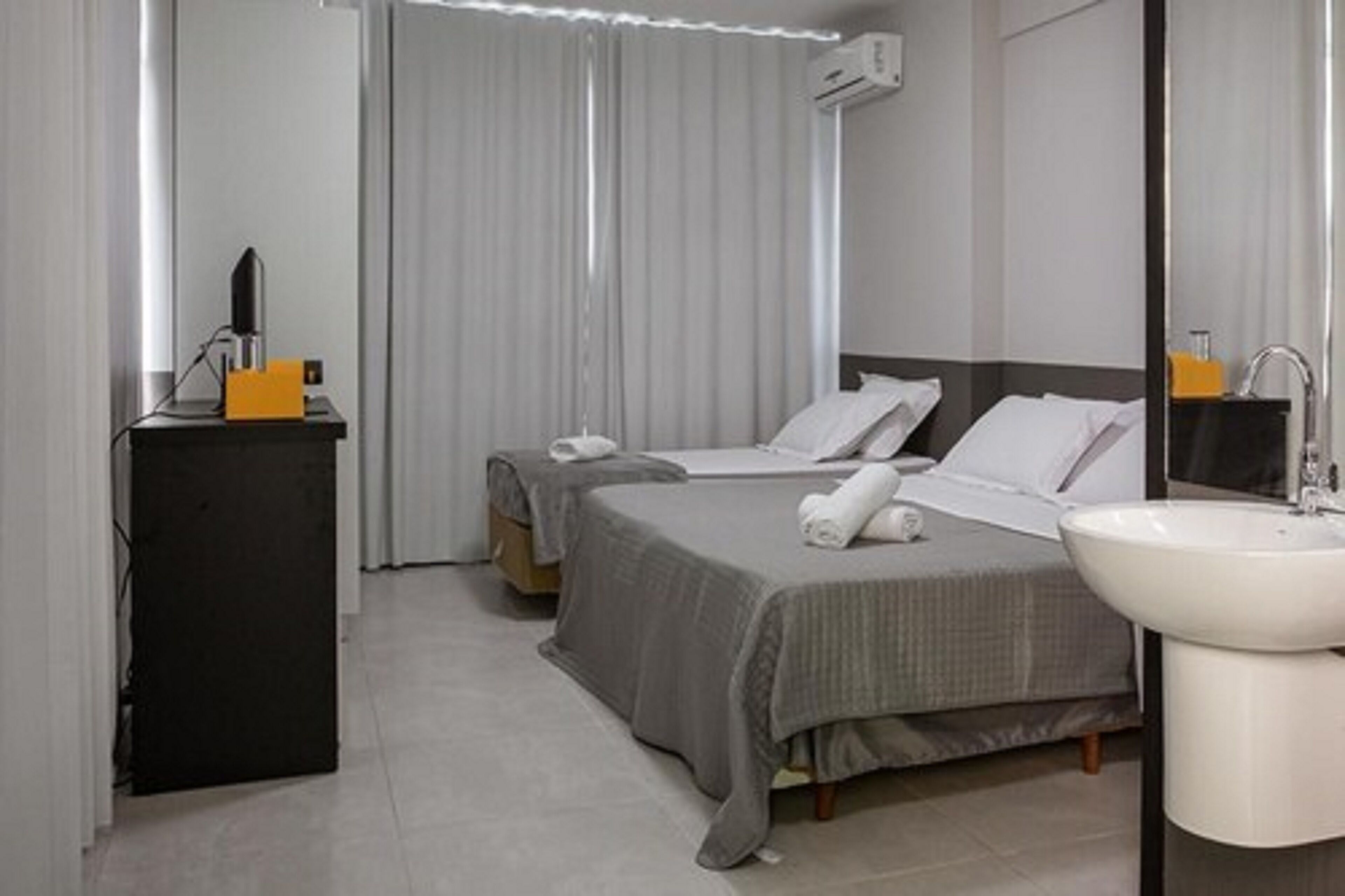 Cortinas blackout y sistema de insonorización 