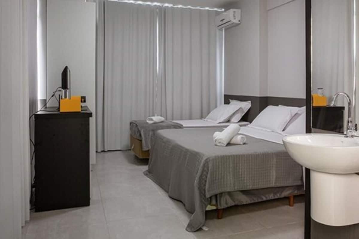 Rideaux occultants, chambres insonorisées, fer et planche à repasser