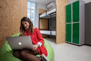 Blendingsgardiner, lydisolert, strykejern/-brett og wi-fi (inkludert)