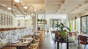 2 restaurants; ze serveren er ontbijt, lunch en diner