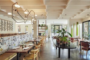 2 nhà hàng; phục vụ bữa sáng, bữa trưa và bữa tối