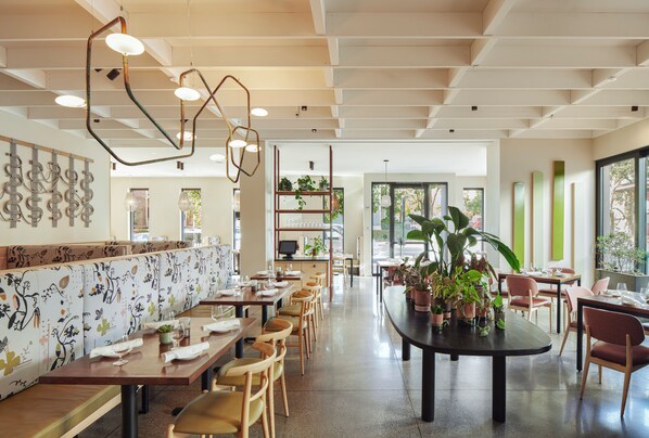 2 restaurants; breakfast, lunch, and dinner served
