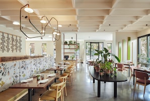 2 restoran; kahvaltı, öğle yemeği ve akşam yemeği sunulur