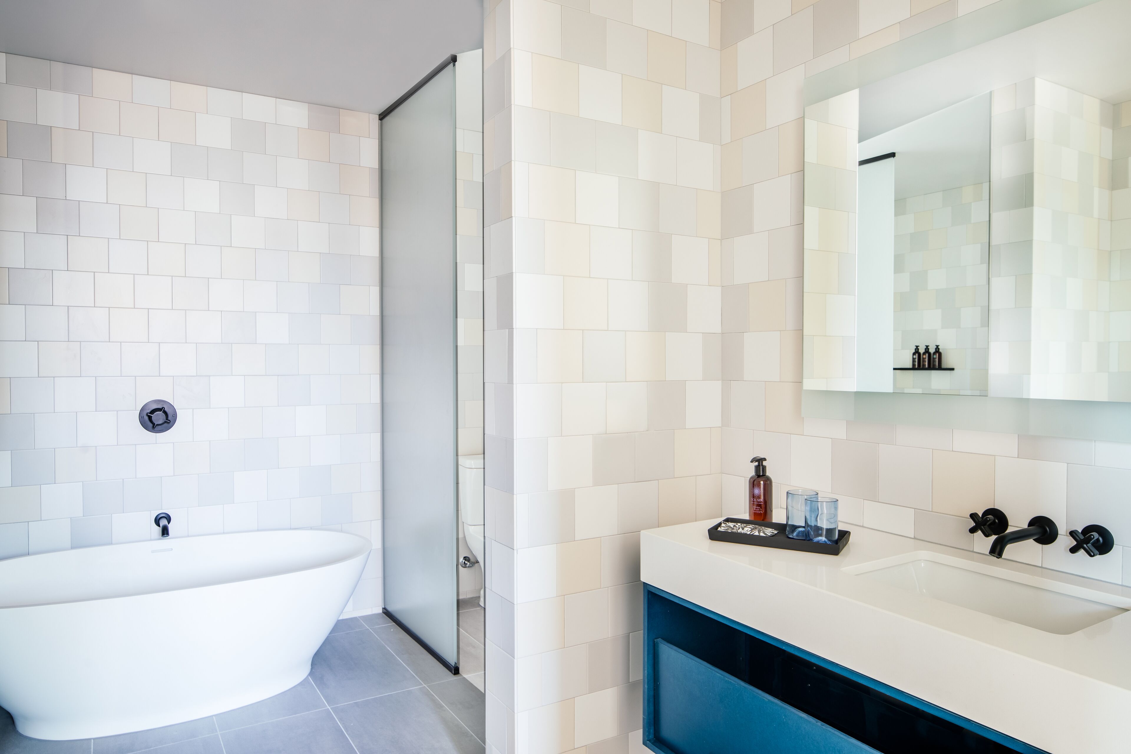 morro suite | bathroom | free toiletries, hair dryer, bathrobes, slippers