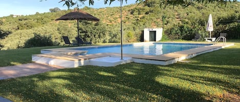 Una piscina al aire libre