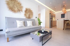 Departamento familiar | Área de sala de estar | Smart TV de 43 pulgadas con canales por cable y televisión 