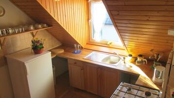 Frigorífico, horno y utensilios de cocina