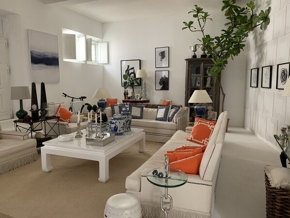 Una televisión, un reproductor estéreo