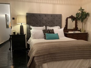 4 dormitorios, caja fuerte, escritorio y tabla de planchar con plancha