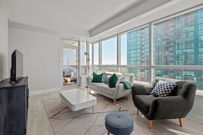 Apartamento elite, 2 quartos, lareira, vista para a cidade | Área de estar | TV de tela plana 43 polegadas com canais via satélite, smart TV, Netflix
