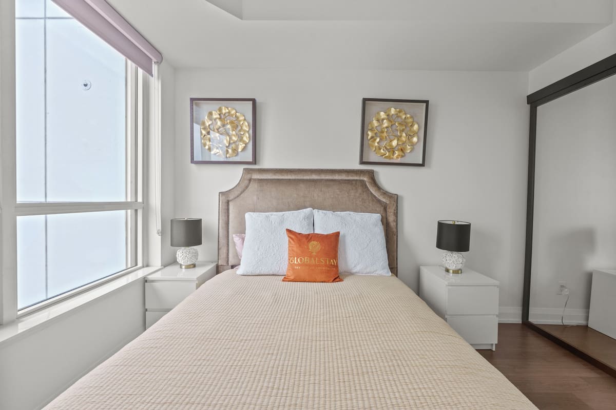 Appartement exécutif, 1 grand lit, balcon, vue sur la ville | Décor unique, ameublement unique, bureau