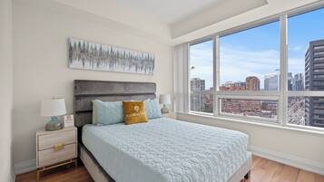 Departamento Premium, 1 cama Queen size y sofá cama, balcón, vista a la ciudad | Decoración personalizada, muebles diferentes y escritorio