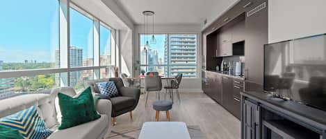 Apartamento elite, 2 quartos, lareira, vista para a cidade | Área de estar | TV de tela plana 43 polegadas com canais via satélite, smart TV, Netflix