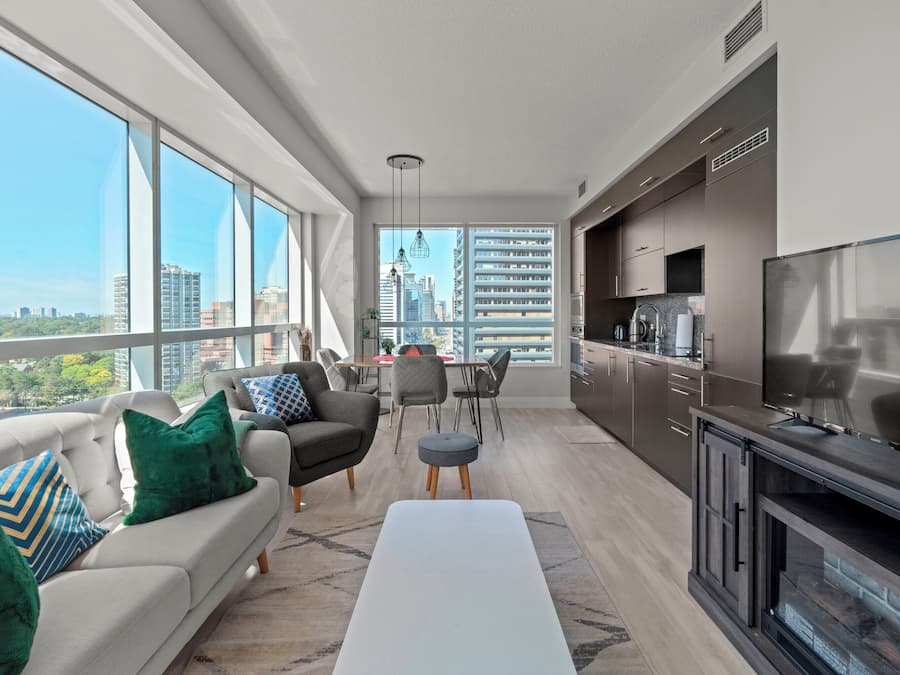 Departamento Elite, 2 habitaciones, chimenea, vista a la ciudad | Área de sala de estar | Televisión de pantalla plana de 43 pulgadas con canales vía satélite