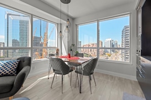 Elite Apartment, 2 Bedrooms, Fireplace, City View | Dining room