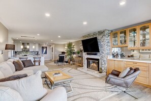 TV, fireplace - Amelia Retreat C 3 - Hosted by Moore AI Rentals (Fernandina Beach)