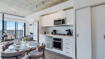 Appartement Romantique, plusieurs lits, cuisine, vue ville | Cuisine privée | Grand réfrigérateur, micro-ondes, four, plaque de cuisson