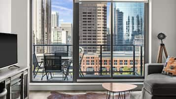 Deluxe-Apartment, 1 Schlafzimmer, Küche, Stadtblick | Wohnbereich | 43-Zoll-Flachbildfernseher mit Satellitenempfang, Smart-TV, Netflix