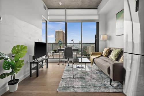 Appartement romantique, Plusieurs lits, cuisine, vue sur la ville | Décor unique, ameublement unique, bureau