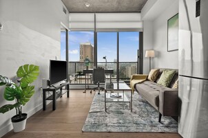 Apartamento romántico, varias camas, cocina, vistas a la ciudad | Decoración individual, mobiliario individual, escritorio