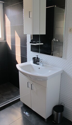 Apartamento Confort, 2 habitaciones | Baño | Ducha, artículos de higiene personal gratuitos y secador de pelo