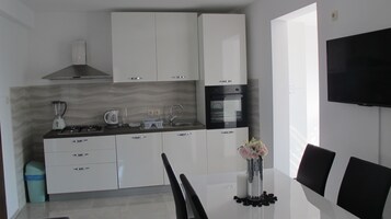 Comfort Apartment, 2 Bedrooms | Shared kitchen | Full-size fridge, oven, stovetop, dishwasher