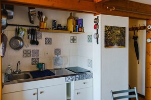Frigorífico, horno, tostadora y utensilios de cocina