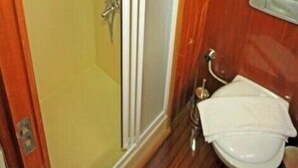 Cabane Classique, plusieurs lits, vue mer | Salle de bain