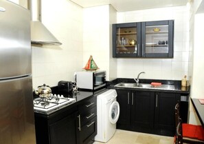 Réfrigérateur, micro-ondes, plaque de cuisson