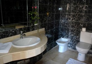 Bathtub, bidet