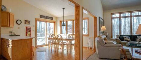 House | Living room | TV, fireplace, DVD player