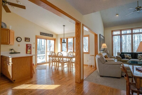 House | Living room | TV, fireplace, DVD player - Golden Bear Inn (Davis)