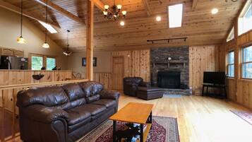 House | Living room | Flat-screen TV, fireplace