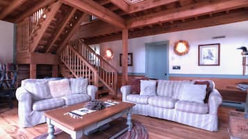 House | Living room | Flat-screen TV, fireplace, DVD player