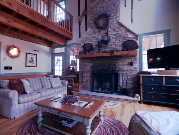 House | Living room | Flat-screen TV, fireplace, DVD player